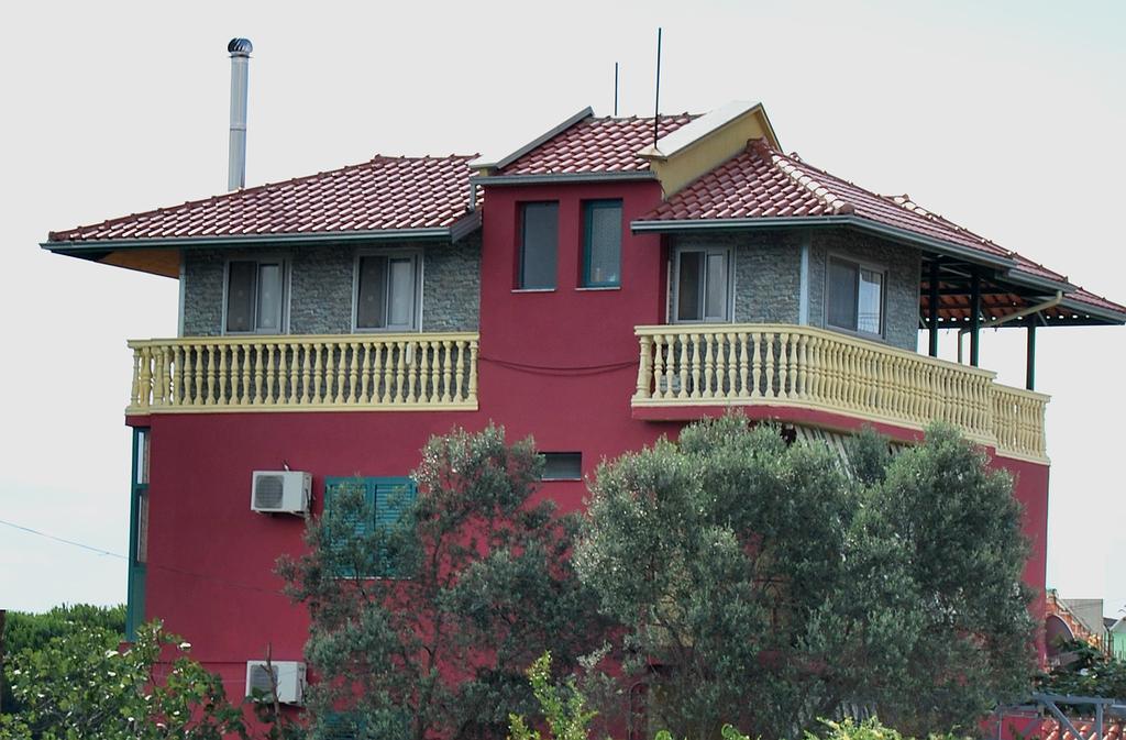 H And H Guesthouse Velipojë Zewnętrze zdjęcie
