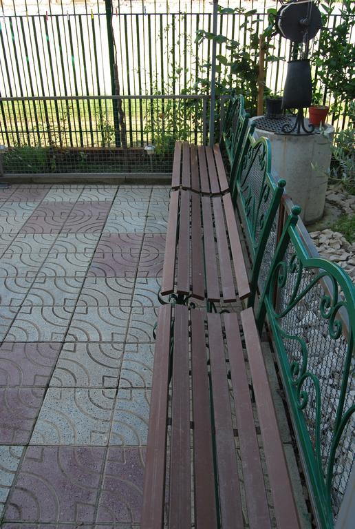 H And H Guesthouse Velipojë Zewnętrze zdjęcie